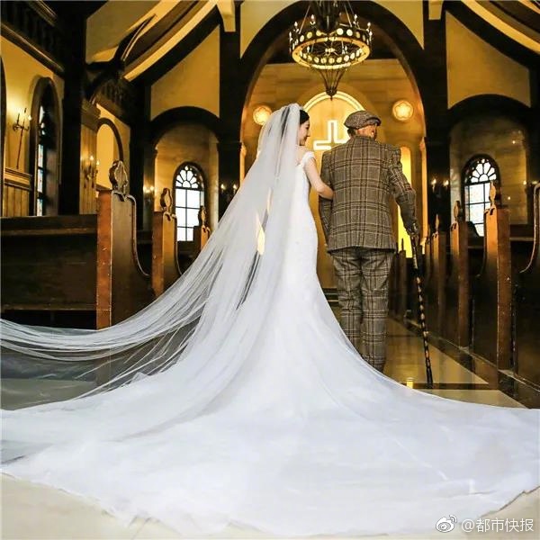 南极光债权;受<偿>落定：910万回款预计增厚2025年利润392万